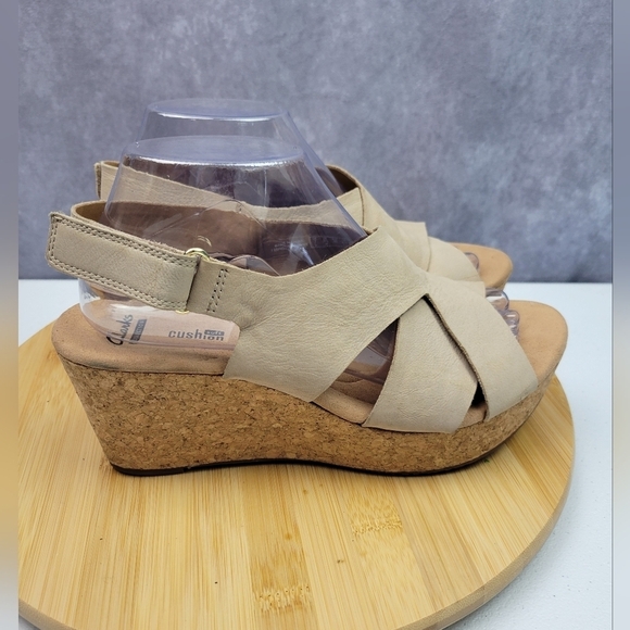Clarks Soft Cushion Side Buckle Tan Faux Leather Cork Wedge Sandals‎ Sz 9.5 M - Picture 3 of 14